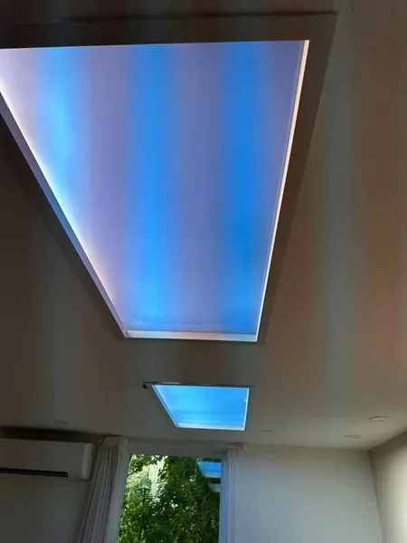 Plafond avec éclairage indirect bleu