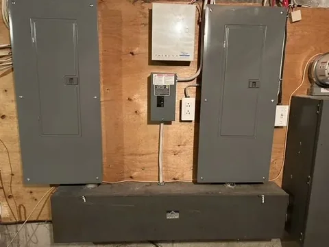 Deux panneaux électriques installés au mur